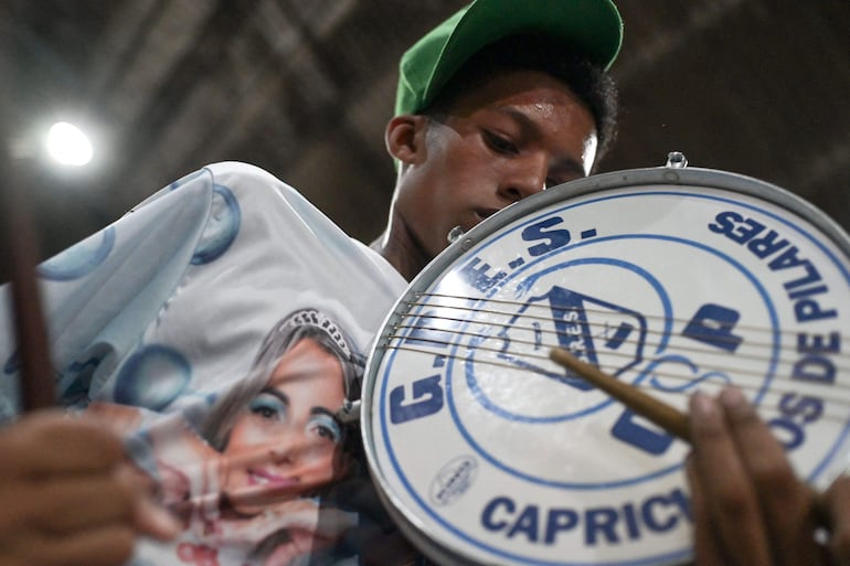 Un integrante de la escuela de samba Caprichosos de Pilares toca un instrumento durante un ensayo en el galpón de la escuela, en el barrio de Pilares, en la zona norte de Río de Janeiro, Brasil, el 10 de febrero de 2026.