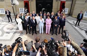 La primera ministra danesa, Mette Frederiksen (C), junto a miembros de su gabinete, entre ellos Lars Loekke Rasmussen, Pia Olsen Dyhr y Martin Lidegaard, posa tras presentar un nuevo gobierno al rey en el castillo de Amalienborg, en Copenhague, Dinamarca, el 3 de junio de 2026.