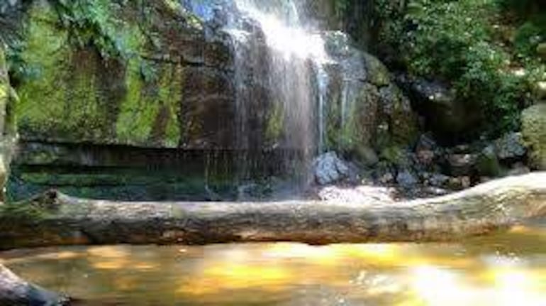 El Salto Escondido, ubicado dentro de la Reserva La Rosada, es uno de los atractivos naturales que ofrece Ybycuí.