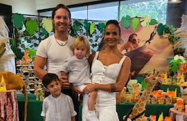 ¡Hermosa familia! Chirola Ruiz Díaz y Anto Volpe con sus hijos Paulo y Piero, en la fiesta de cumple del más peque de la casa.