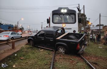 Accidente de tránsito entre tren encarnación posadas y una camioneta.