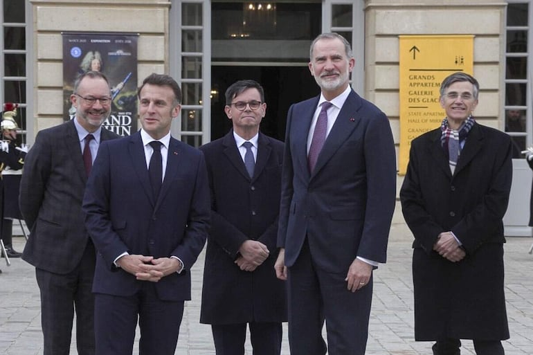  El presidente de Francia, Emmanuel Macron junto al rey de España, Felipe VI, durante su visita de este martes al Palacio de Versalles. (EFE/ Pol Lloberas Cardona)
