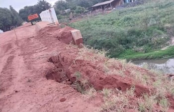 Los lugareños claman la terminación de los trabajos de esta pasarela ubicada sobre la Calle 16 de Julio