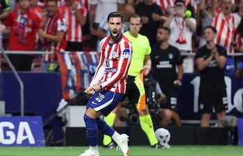 El centrocampista del Atlético Álex Baena celebra tras marcar el 2-0, durante el partido de la primera jornada de LaLiga de fútbol que Atlético de Madrid y Málaga CF disputan este miércoles en el estadio Metropolitano. EFE/Kiko Huesca