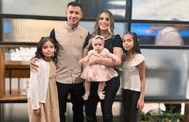 La cumpleañera Karimi Chávez con su esposo, Derlis González, y sus niñas: Karimi Eliane, Isabella y Kerly.