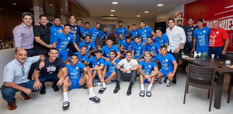 El presidente de la República, Santiago Peña, utilizó su cuenta en la red social X para felicitar a la selección paraguaya por su victoria ante Brasil.