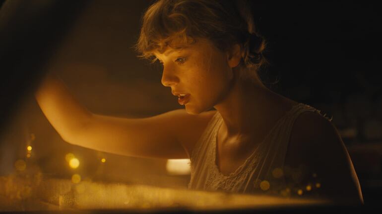 La cantante Taylor Swift en una escena del videoclip de "Cardigan", el primer corte de su nuevo álbum.
