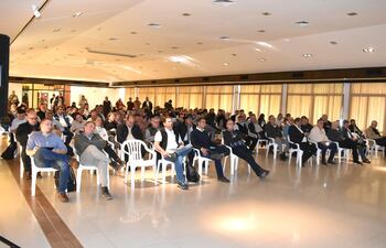 Participantes del conversatorio sobre tecnologías para la identificación animal, en el salor Germán Ruíz, de la Asociaación Rural del Paraguay (ARP).