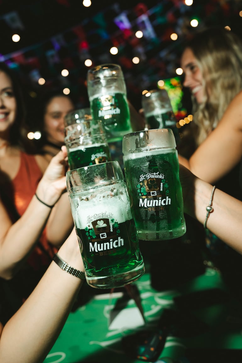 Las manijas de chopp verde causaron furor en la fiesta de Saint Patrick.