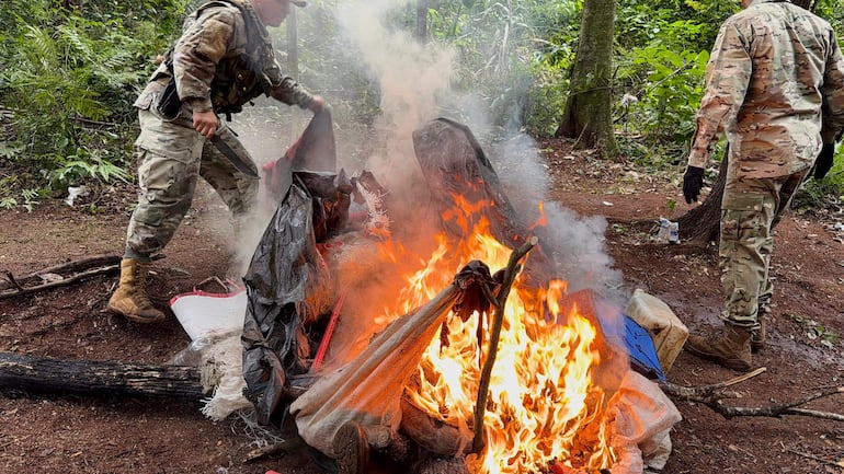 Los antidrogas procedieron a la incineración de la marihuana incautada en el lugar intervenido en Cerro Corá.