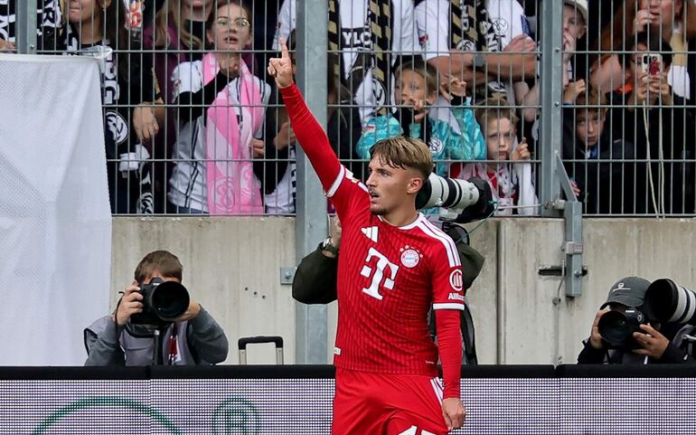 El jugador del Bayern de Múnich Lennart Karl celebra tras marcar el gol de la ventaja durante el partido de la Bundesliga alemana de fútbol disputado entre el SV Elversberg y el FC Bayern de Múnich en Elversberg.