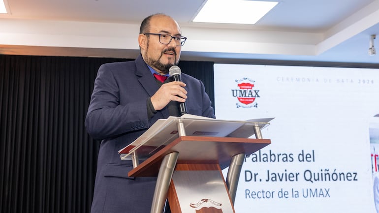 El rector de la UMAX, Prof. Dr. Javier Quiñónez, inició la ceremonia con unas palabras dirigidas a los estudiantes y sus familias.