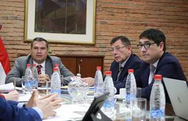 La Comisión de Legislación del Senado presidida por Derlis Maidana. La integran Luis Pettengill y Eduardo Nakayama entre otros. (Foto: Gentileza)