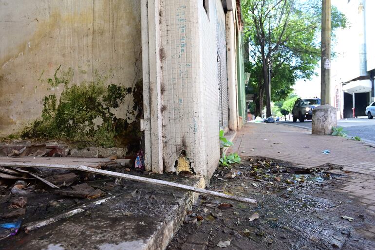 Agua servida en medio de edificios abandonados y malolientes, en el casco histórico de Asunción, a metros del Palacio de Gobierno.