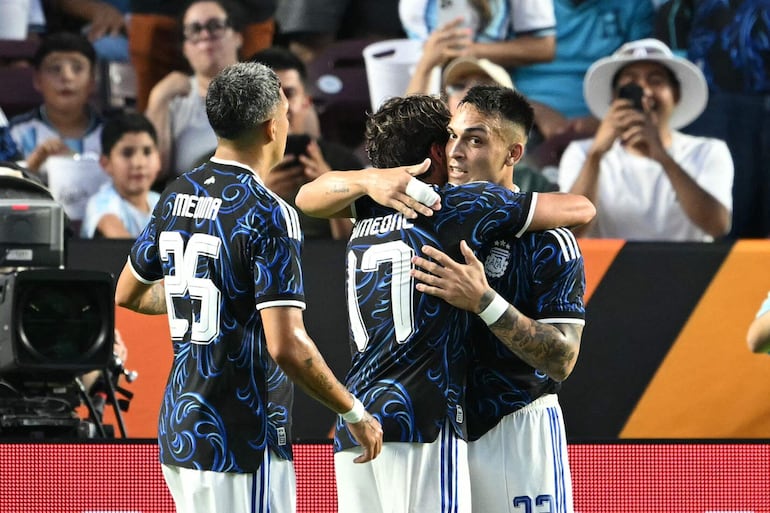 El delantero de Argentina Lautaro Martínez (D) y el defensor de Argentina #25 Facundo Medina festejan con el delantero de Argentina Giuliano Simeone después de que este marcara un gol durante el partido de fútbol amistoso internacional entre Argentina y Honduras en el Kyle Field en College Station, Texas.