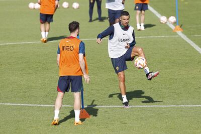 Cristiano Ronaldo intenta dominar el balón durante la última práctica de la selección de Portugal.