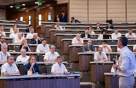 Santiago Peña se reunió ayer con embajadores y cónsules de Paraguay en el exterior.