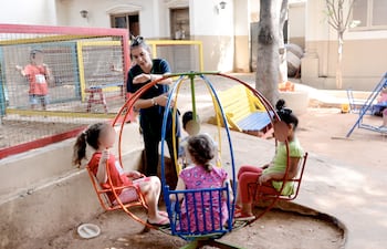 Los niños están cuidados y juegan tranquilos con las tías mientras sus madres y padres trabajan.