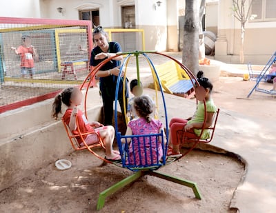 Los niños están cuidados y juegan tranquilos con las tías mientras sus madres y padres trabajan.
