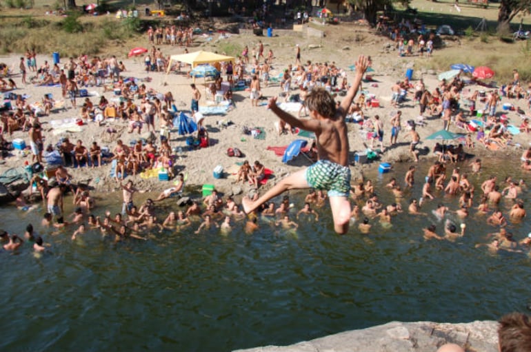 Santa Rosa de Calamuchita invita a disfrutar del verano con ríos cristalinos y actividades al aire libre.