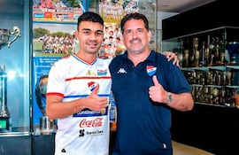 El extremo Hugo Iván Valdez acompañado por el presidente, Enrique Sánchez, durante su presentación en filas de Nacional. (Foto: @clubnacionalpy)