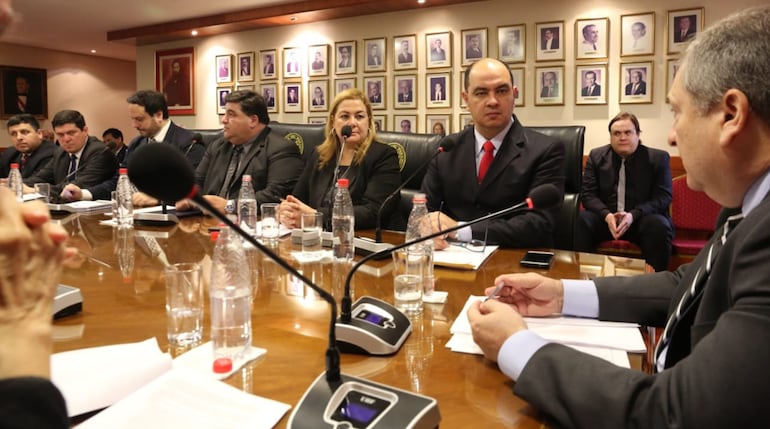 El presidente de la Corte, Eugenio Jiménez Rolón (d), con   Rubén Galeano y María Esther Roa,   titulares del Colegio de Abogados del Paraguay y   de la Coordinadora de Abogados, en ese orden,  y de otros líderes gremiales.