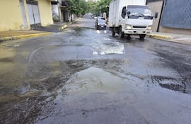 Cloaca desbordada en la calle Herrera, entre Colón y Montevideo.