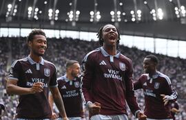 Johan Manzambi, en el festejo de su gol para el Aston Villa.