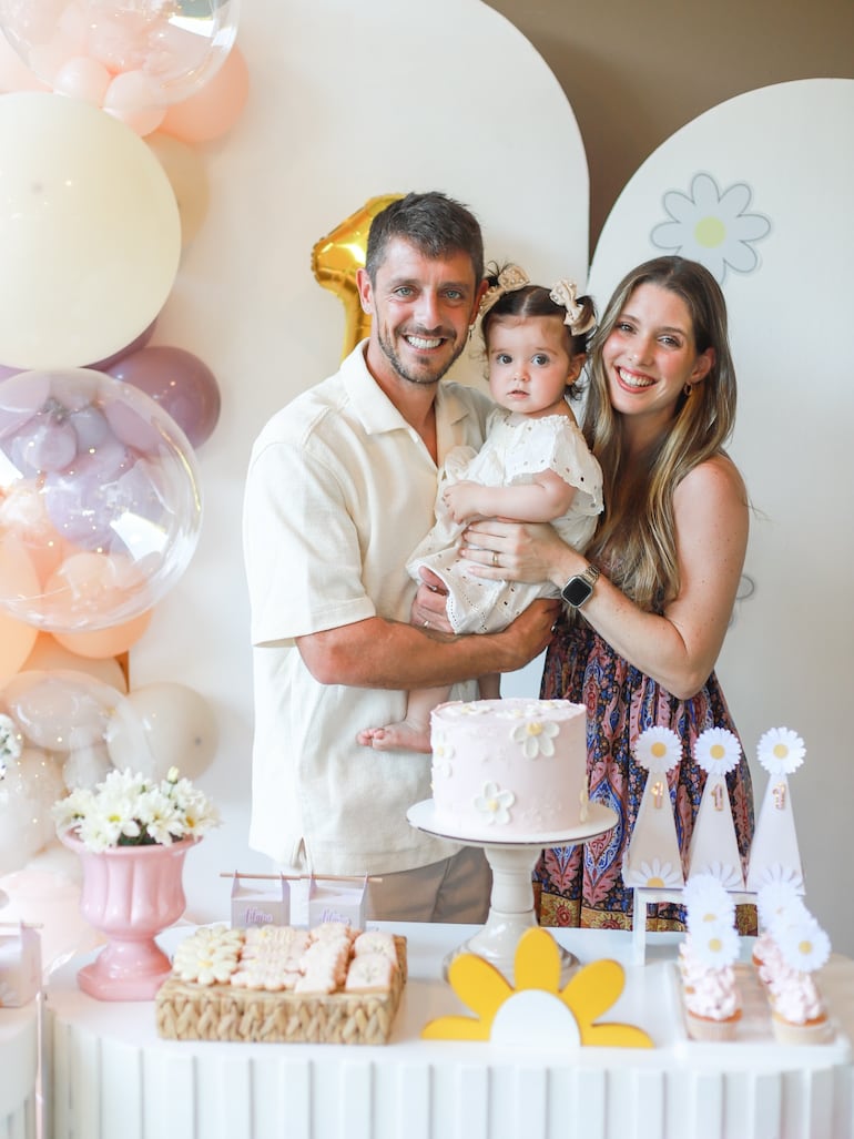 Ale Silva y Ana Laura Manzini con Aitana en brazos. (Instagram/Ana Laura Manzini)