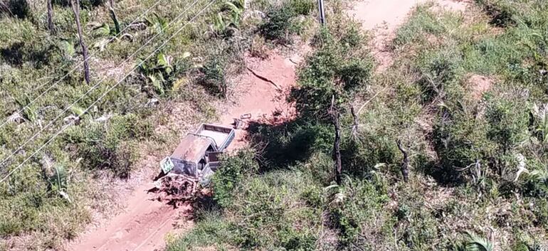 La camioneta quedó destruida con la explosión.