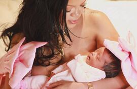 Rihanna con su niña en brazos.