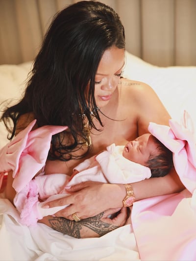 Rihanna con su niña en brazos.
