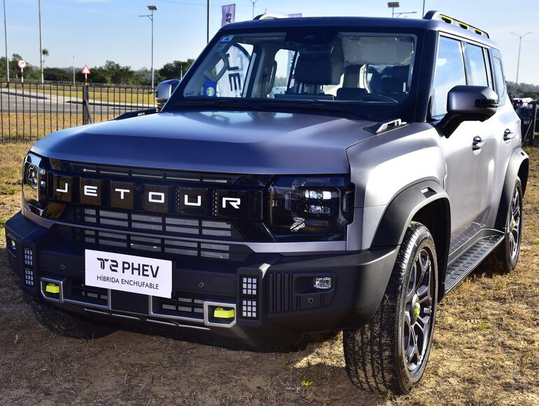 La T2 PHEV recorre 136 km sin consumir combustible, ideal para trayectos urbanos.