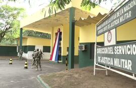 Militares de guardia al frente de la Prisión Militar de Viñas Cue, donde está recluida Gianina García Troche.