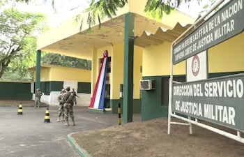 Militares de guardia al frente de la Prisión Militar de Viñas Cue, donde está recluida Gianina García Troche.