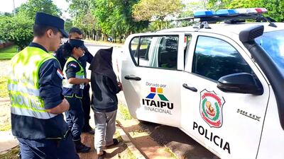 Madre de 19 años es detenida en San Juan Bautista tras intentar asfixiar a su bebé durante una videollamada.