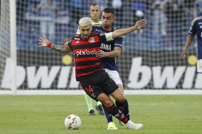 AMDEP8701. BOGOTÁ (COLOMBIA), 02/04/2024.- Daniel Giraldo (i) de Millonarios disputa el balón con Giorgian de Arrascaeta de Flamengo este martes, en un partido de la fase de grupos de la Copa Libertadores de Millonarios y Flamengo en el estadio El Campín en Bogotá (Colombia). EFE/ Mauricio Dueñas Castañeda
