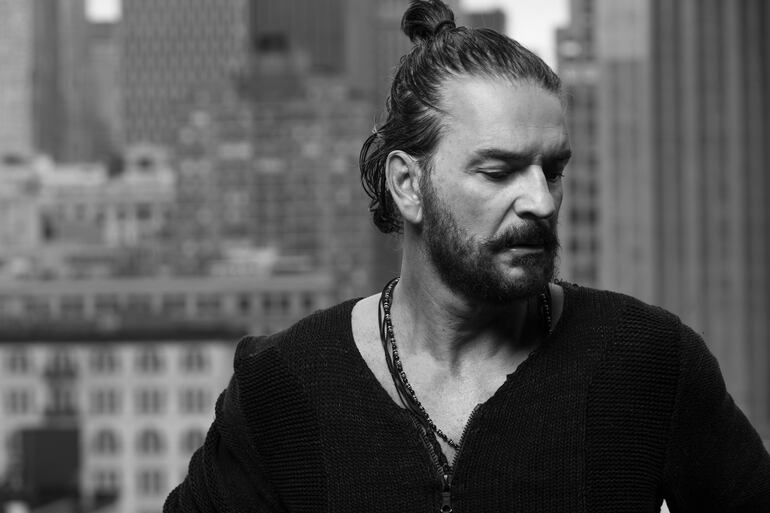 Ricardo Arjona estuvo aquejado en los últimos meses por problemas de columna, lo que lo obligó a reprogramar algunos conciertos de su gira.