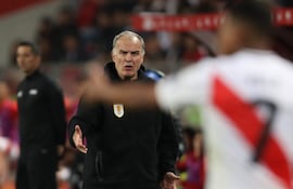 El argentino Marcelo Bielsa, entrenador de la selección de Uruguay, en un partido frente a Perú por las Eliminatorias Sudamericanas 2026 en el estadio Nacional de Perú, en Lima, Perú.