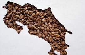 Mapa de Costa Rica con granos de café tostado.
