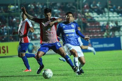 El extremo “Rayadito” Cristhian Aguada protege el esférico ante la marca del autor del único tanto de la noche, Franco Aragón. (Foto: APF)