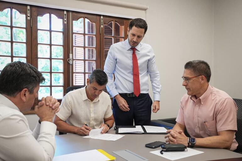 Firma del presidente Santiago Peña donde nombra a William Wilka como nuevo titular de Petropar.