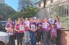 Integrantes de la Asociación Paraguaya por la epilepsia se manifiestan frente al Ministerio de Salud