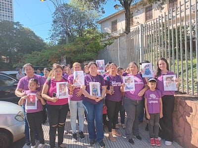 Integrantes de la Asociación Paraguaya por la epilepsia se manifiestan frente al Ministerio de Salud
