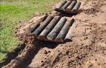 La instalación de puentes provisorios de caranday en accesos domiciliarios del casco urbano de Tacuaras desató una fuerte polémica en redes sociales.