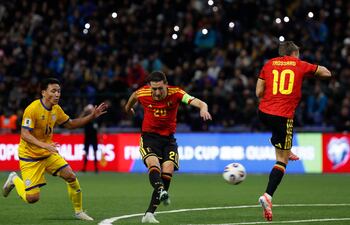 El defensa de Kazajistán Erkin Tapalov, el centrocampista de Bélgica Hans Vanaken y el centrocampista de Bélgica Leandro Trossard luchan por el balón durante el partido de fútbol del grupo J de la zona europea de clasificación para la Copa Mundial de la FIFA 2026 entre Kazajistán y Bélgica en el Astana Arena en Astaná.