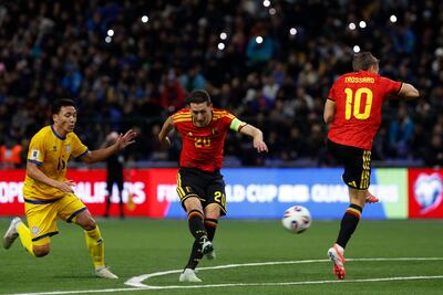 El defensa de Kazajistán Erkin Tapalov, el centrocampista de Bélgica Hans Vanaken y el centrocampista de Bélgica Leandro Trossard luchan por el balón durante el partido de fútbol del grupo J de la zona europea de clasificación para la Copa Mundial de la FIFA 2026 entre Kazajistán y Bélgica en el Astana Arena en Astaná.