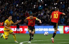 El defensa de Kazajistán Erkin Tapalov, el centrocampista de Bélgica Hans Vanaken y el centrocampista de Bélgica Leandro Trossard luchan por el balón durante el partido de fútbol del grupo J de la zona europea de clasificación para la Copa Mundial de la FIFA 2026 entre Kazajistán y Bélgica en el Astana Arena en Astaná.