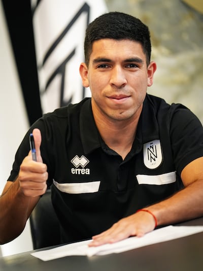 Luis Ortiz, durante la firma del contrato con el Neftchi Baku PFK.