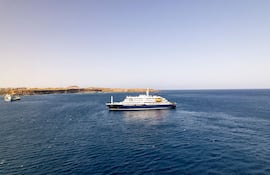 Esta imagen aérea muestra una vista general del crucero MV Hondius, anclado frente al puerto de Praia, la capital de Cabo Verde, el 3 de mayo de 2025.